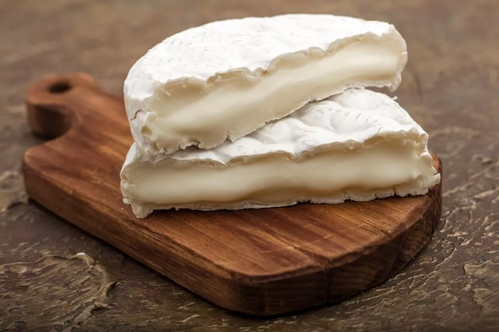 0 soft cheese with white mold on a cutting board with vegetables 3